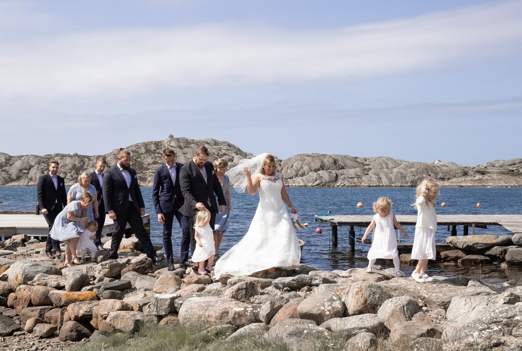 Brudfölje, brudpar och brudnäbbar, bröllop utomhus, vid havet, bröllopsfotograf Annsofie H